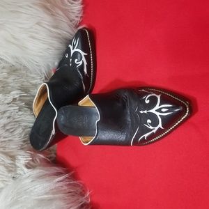 THE OLD GRINGO SHOES